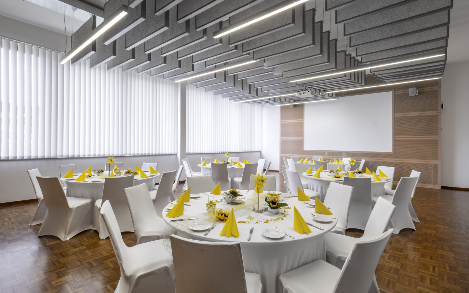 Festlich gedeckte Tafeln im Saal
